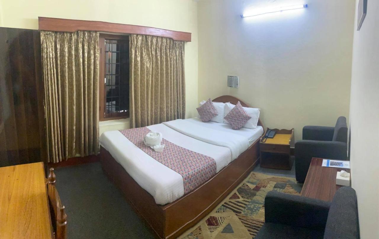 Hotel Blue Magnet Pokhara Kültér fotó